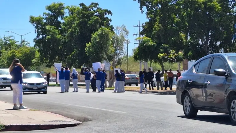 Estudiantes de Odontología de la Universidad ION protestan y bloquean el bulevar Navarrete por falta de instalaciones adecuadas en Hermosillo