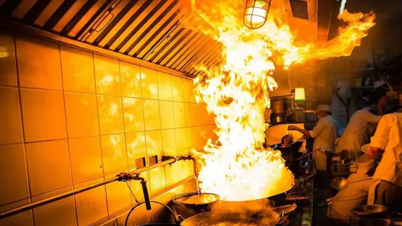 Sufren quemaduras tras incendio en puesto de comida en Cuatro Caminos