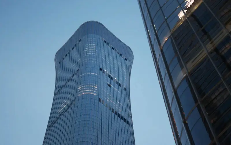 Avioneta se estrella contra el edificio más alto de Beijing