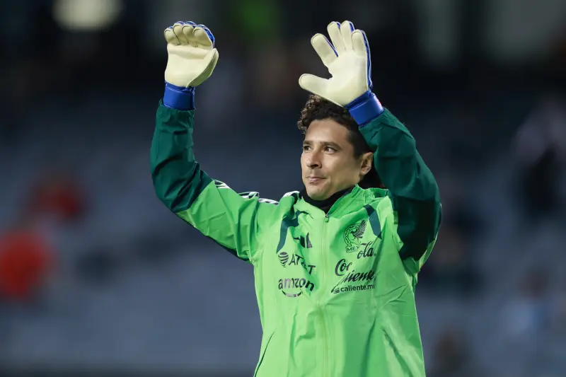 Marca de cerveza filtra titularidad de Guillermo Ochoa ante Chequia