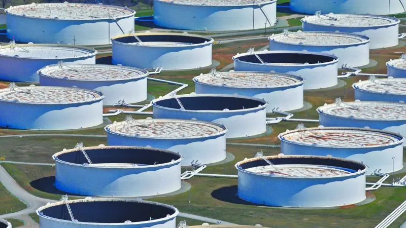 Reservas de petróleo de EU registran una marcada caída y anotan su nivel más bajo desde 1983