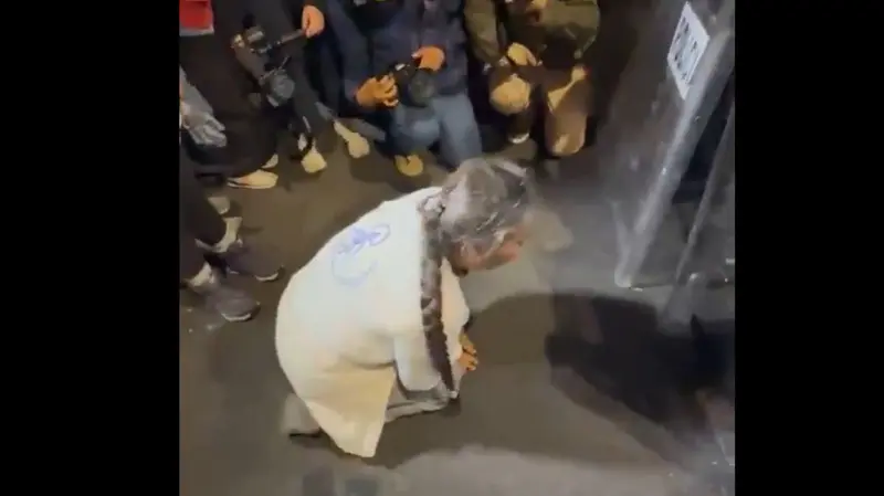 Se arrodilla madre buscadora ante policías para pedir paso a Estadio CDMX