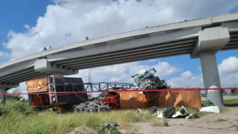 Vuelca tráiler en puente de Salinas Victoria y derriba postes de energía