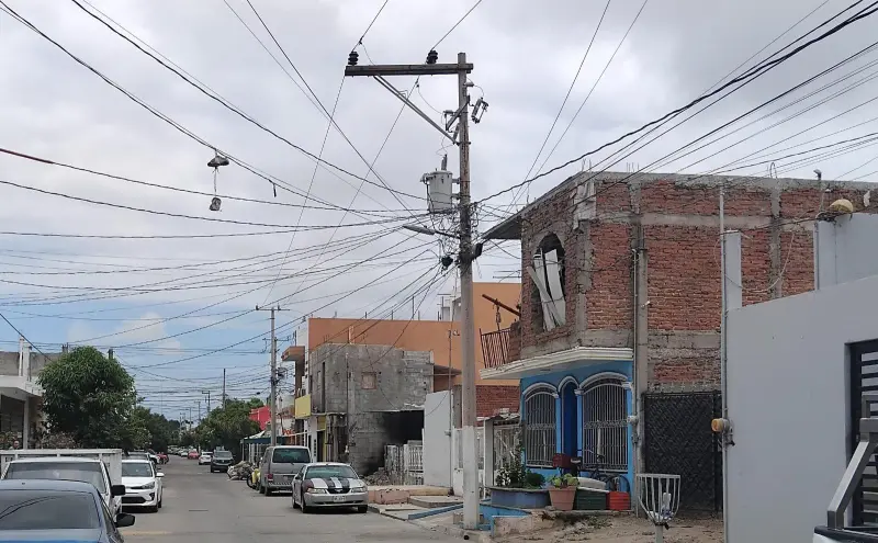 Vecinos de la colonia Estero permanecen sin energía eléctrica desde la madrugada de este domingo