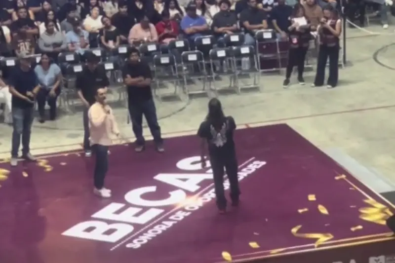 “Al que no cante no le damos beca”: joven sonorense se vuelve viral al interpretar una canción de Morat durante entrega de becas universitarias