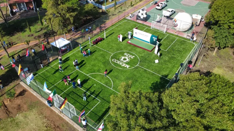 Entrega Tlalnepantla cancha renovada con pasto sintético e iluminación