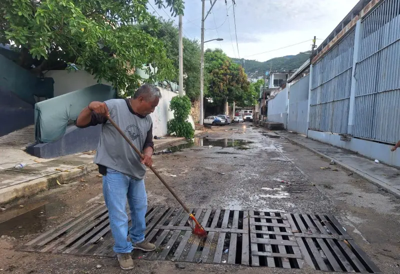Retira Gobierno de Acapulco acumulación de basura en diferentes colonias