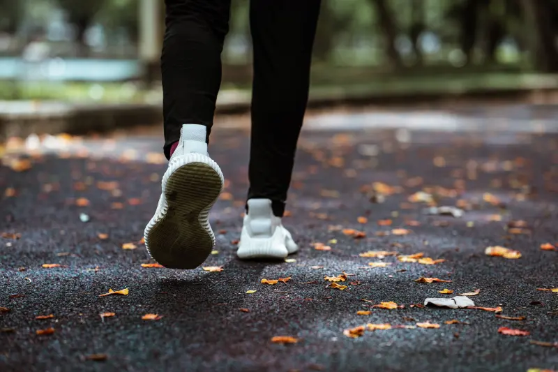 Oncólogo advierte que vivir más no depende de dietas estrictas, sino de caminar todos los días y moderar la cantidad de comida para reducir enfermedades y alargar la vida