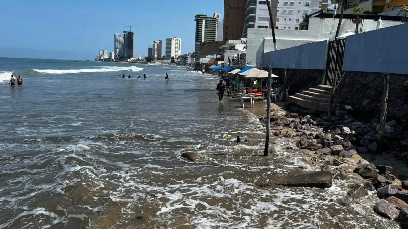 Por mar de fondo, playas de Mazatlán se quedan con poco espacio de arena