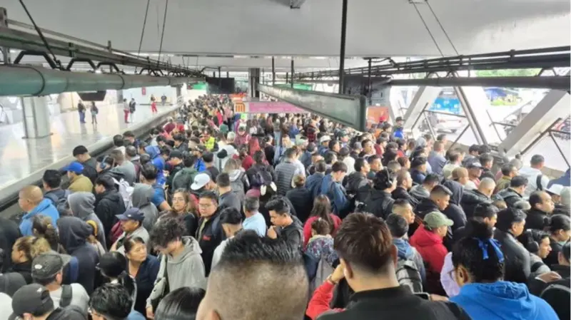 Metro CDMX arranca con caos: reportan retrasos en Línea B y detienen Línea 2 por rescate de una persona