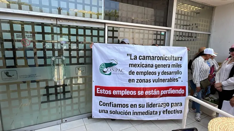 Productores pesqueros y acuícolas encadenan sede de la Conapesca en Mazatlán