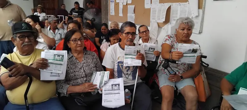 Usuarios buscan solución a altos cobros de luz en mesa de la CFE instalada en Culiacán