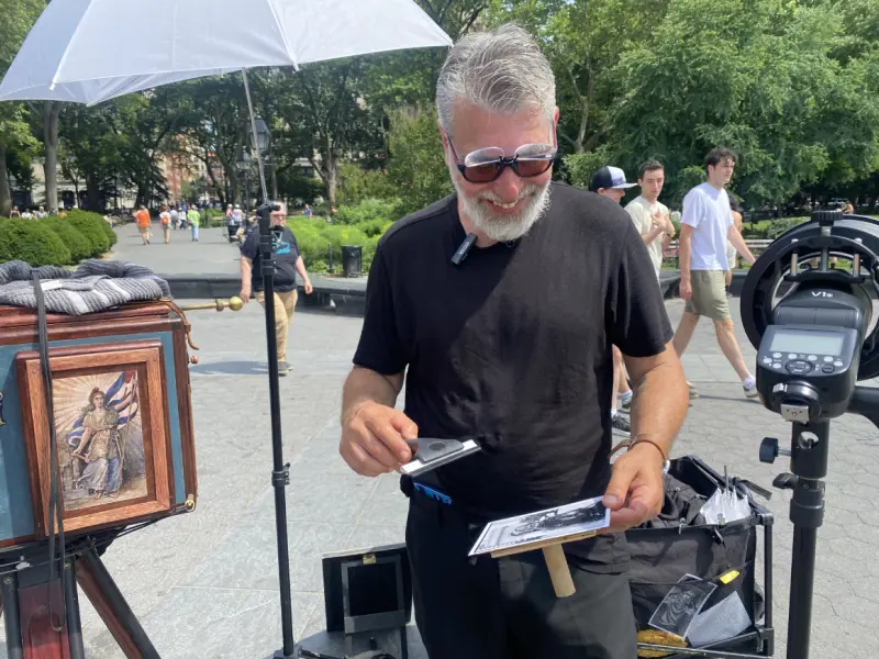 Rescata artista hispano la magia de la fotografía análoga en Nueva York