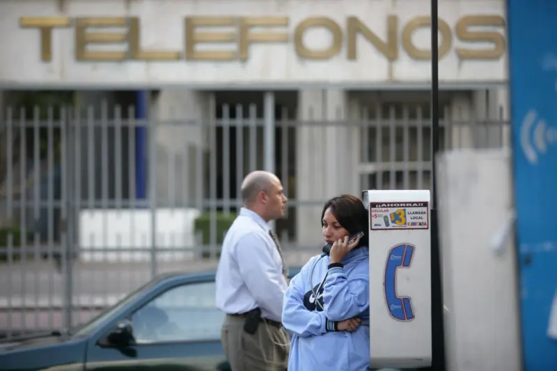 Las cabinas de teléfono que nadie usa, pero Telmex no puede retirar