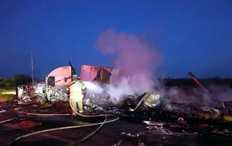 Chocan y se incendian tráileres en vía Laredo-Mty