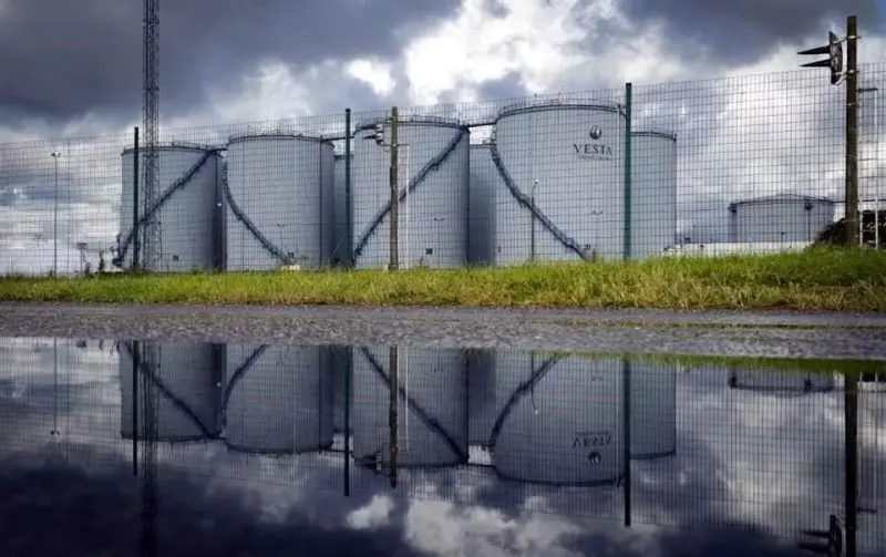 Advierte EIA que stocks petroleros rondan mínimo desde 2003