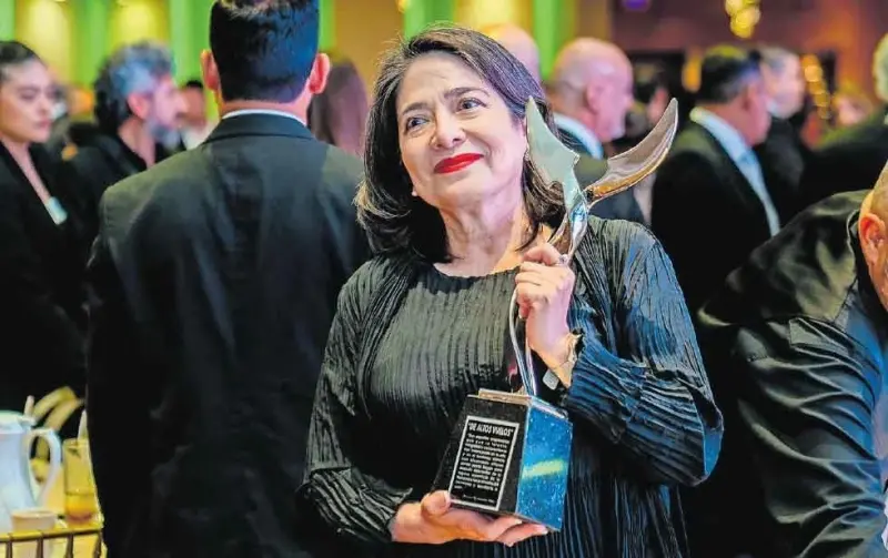 Dan a Laura Zaragoza membresía de 50 años
