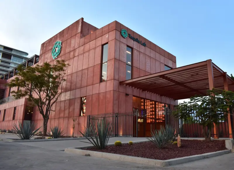 Tequila Lab abre experiencia sensorial con degustaciones y recorridos