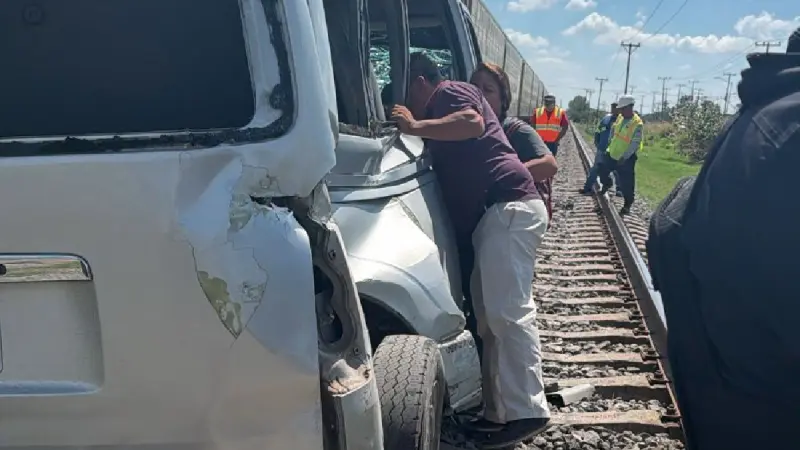 Tren embiste camioneta de transporte de personal en Villagrán