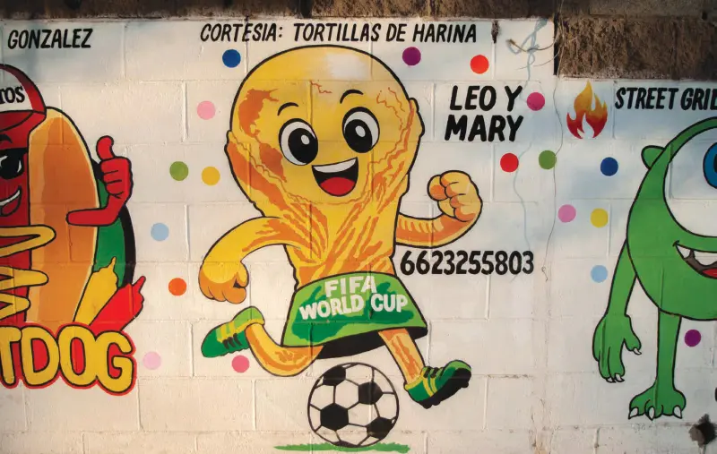 Vecinos de Villa Verde en Hermosillo cambian grafiti por mural mundialista con más de 40 personajes futboleros
