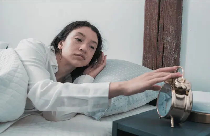 ¿Por qué te despiertas exactamente a las 3 a.m.? La ciencia relaciona este hábito con picos de cortisol, ansiedad y trastornos del sueño
