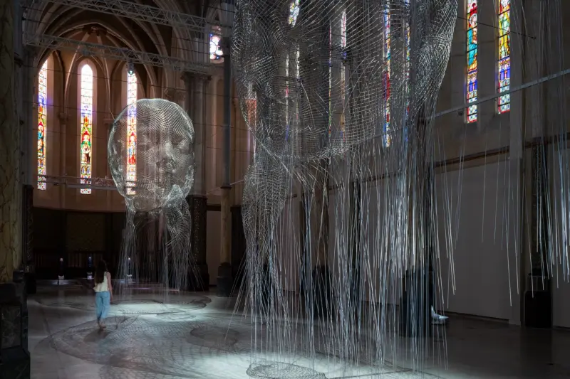 Esculturas fantasmales transforman una histórica iglesia francesa