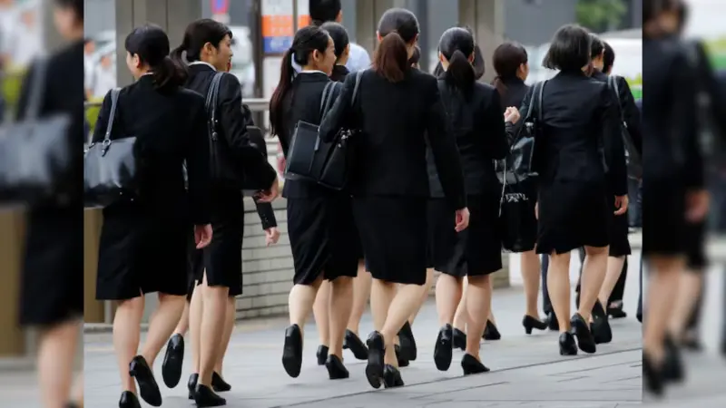 Japón rompió con dos décadas de desigualdad laboral y comenzará a pagar el mismo salario a hombres y mujeres ante una escasez histórica de trabajadores que amenaza con frenar su economía durante las próximas dos décadas si no logra incorporar el talento f