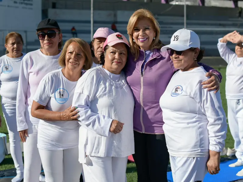 Activa Atizapán a cientos de abuelitos con mega clase de yoga