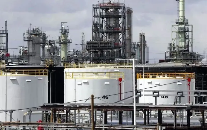 Las reservas de petróleo de EU alcanzan mínimo de 43 años
