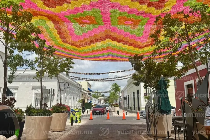El “cielo de crochet” vuelve a cubrir el Corredor Gastronómico de Mérida