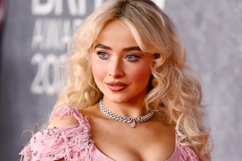 Obtiene Sabrina Carpenter orden de alejamiento contra intruso