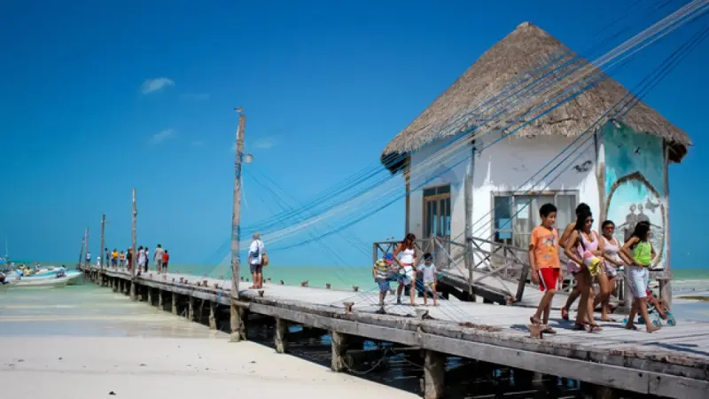 Semarnat aplica veda de 20 años en Holbox y rechaza hotel de palafitos