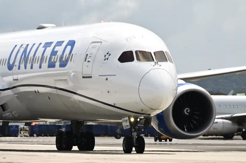 Avión realiza maniobras de emergencia después de que un pasajero intentara acceder a la cabina
