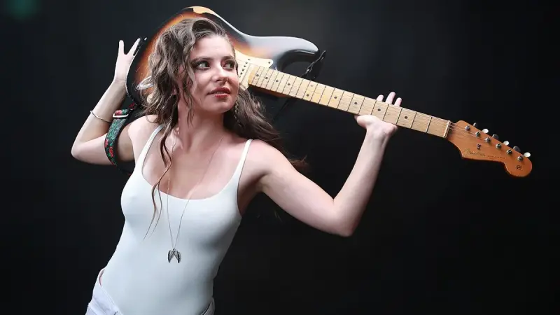 Daniela Aedo presenta ‘Una familia complicada’ en ViX y su propuesta musical ‘Buenas vibras’