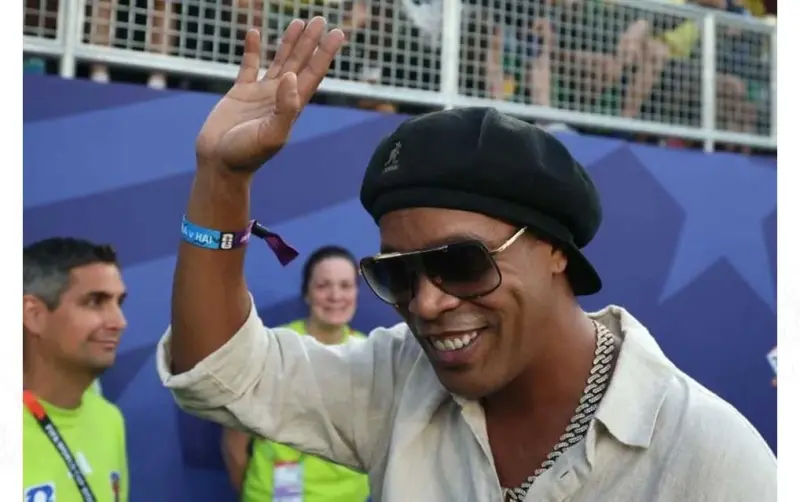 Sale Ronaldinho del retiro y jugará a los 46 años en Italia