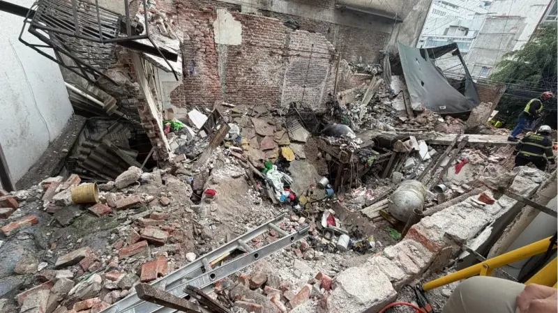 Imágenes del derrumbe en la Roma: así fue el rescate entre escombros tras el colapso de una vivienda