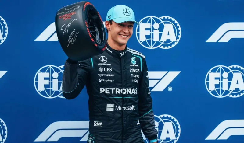 George Russell vuela hacia la pole en Barcelona y Fernando Alonso toca fondo