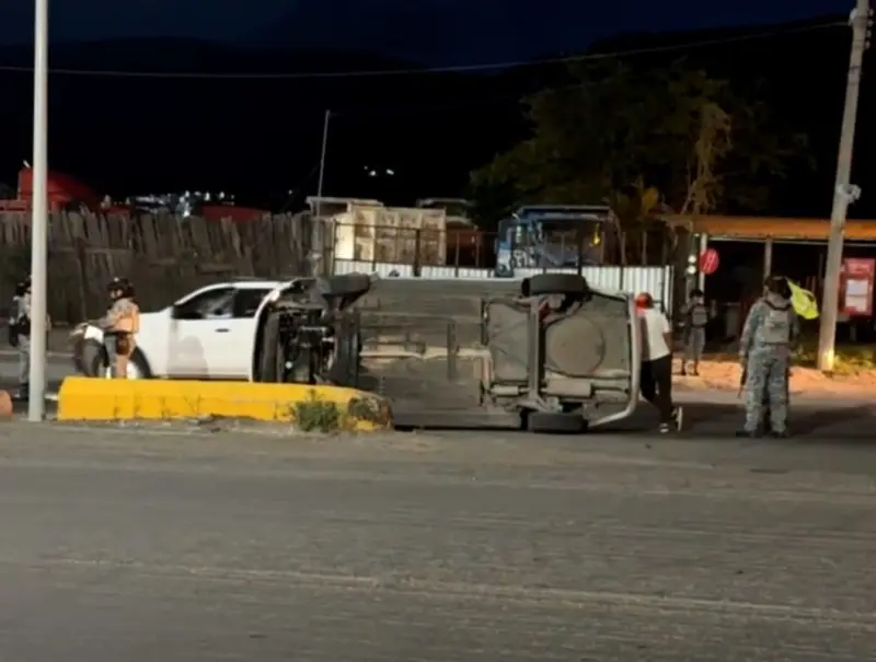 Se vuelca taxi frente a cuartel de la GN en Chilpancingo; hay 2 lesionados 