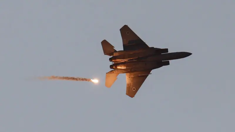 Fue derribado por fuego amigo en Kuwait y semanas después cayó sobre Irán: la increíble historia del piloto estadounidense que sobrevivió dos veces en la misma guerra