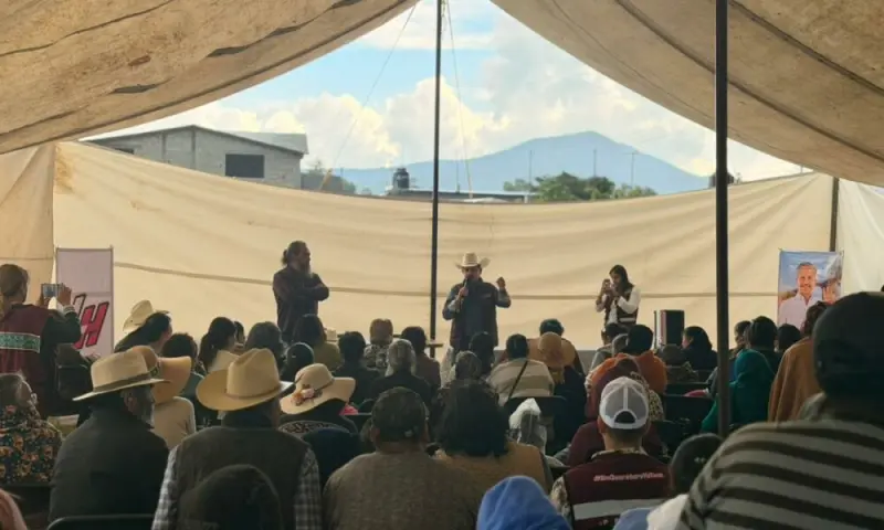 Se reúne Luis Humberto Fernández con habitantes de comunidades de Amealco 