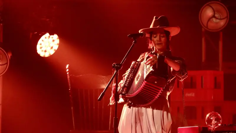 Julieta Venegas convierte el Teatro Doblado en una fiesta norteña de recuerdos, acordeones y emociones