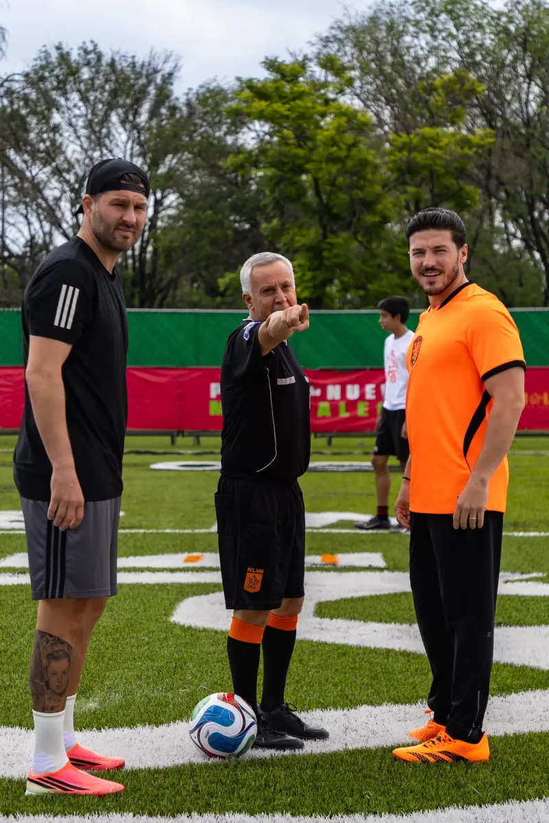 Samuel García juega cascarita con André-Pierre Gignac