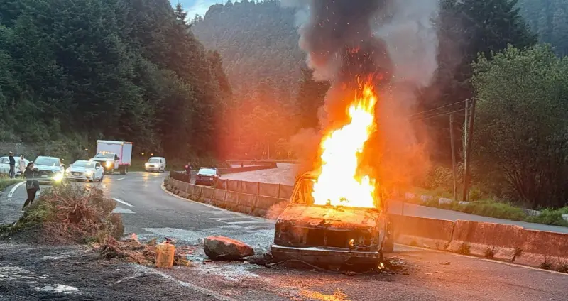 ‘Chamuscan’ camionetas de talamontes en La Marquesa: Pobladores de Ocoyoacac cierran carretera a Toluca