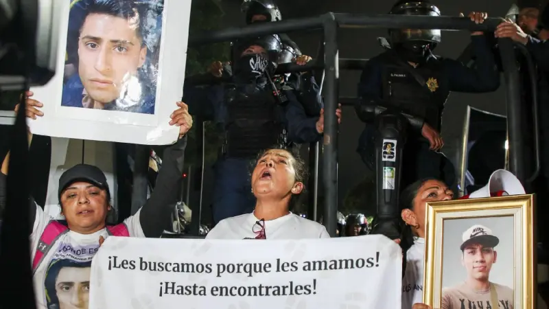 ‘A nuestros hijos también les gustaba el futbol’: Madres buscadoras marchan en CDMX por desaparecidos