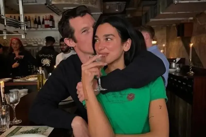 Llegan Dua Lipa y Callum Turner a Sicilia para su boda