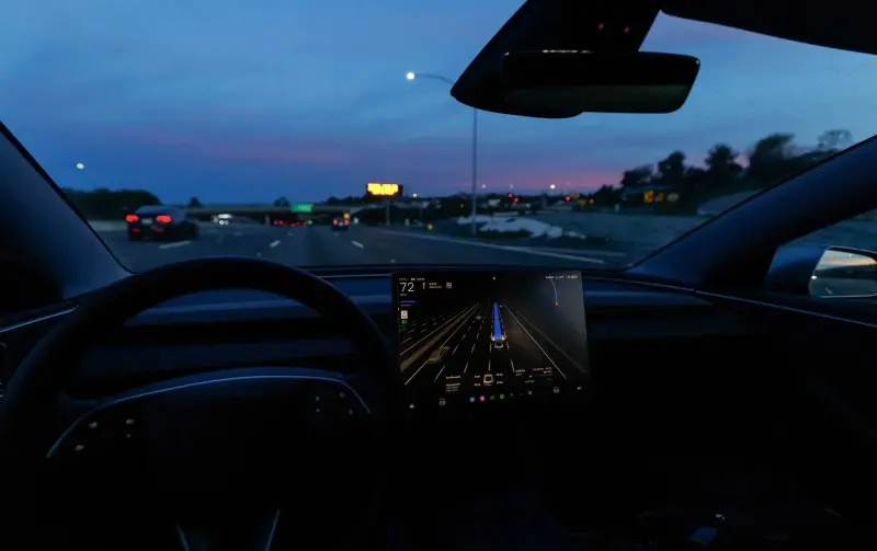 Conductor de Tesla en piloto automático choca contra una casa y mata a una mujer