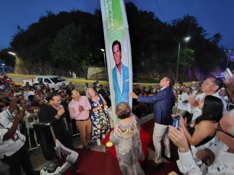 Develan velaria en honor al actor Roberto Palazuelos en Acapulco