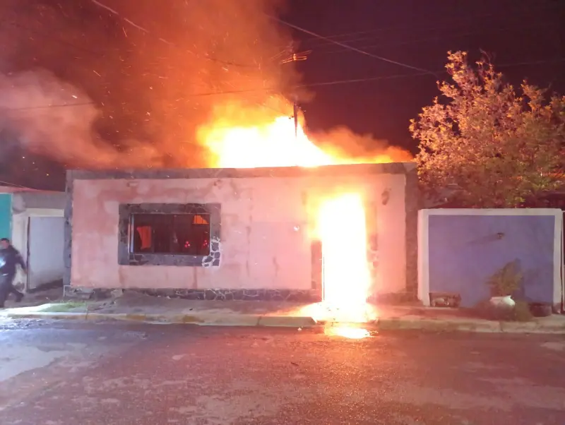 Llamas consumen vivienda y dejan a familia sin hogar en Parras
