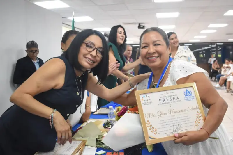 Colegio de Educadoras en Guerrero reconoce a Esthela Damián por su vocación de servicio