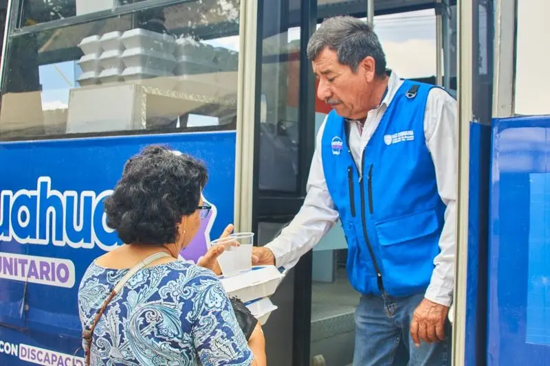 Llevan platillos de NutriChihuahua a familias de la colonia México 91